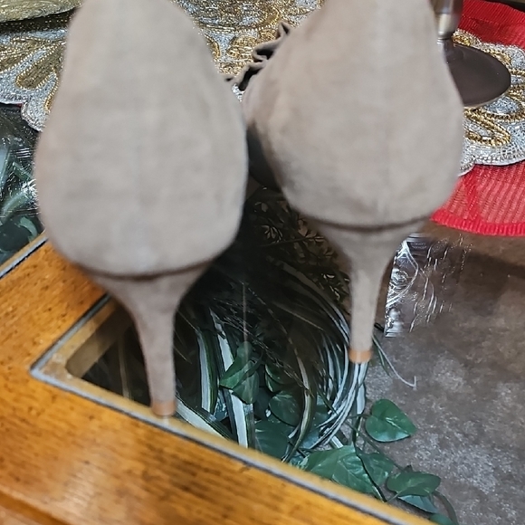 Journee Collection Taupe Pleated Heels - Picture 5 of 9